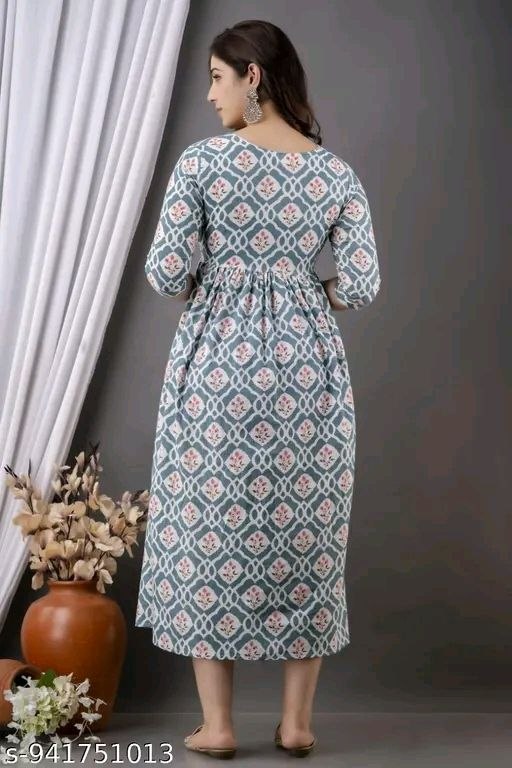 woman feeding kurti\maternity