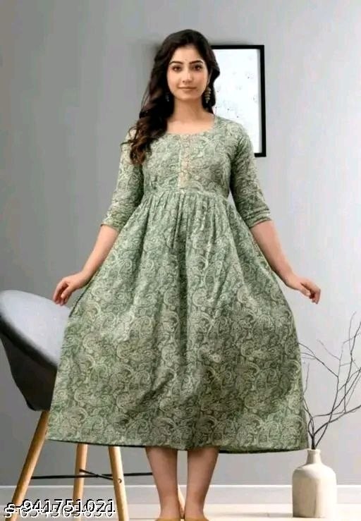 woman feeding kurti\maternity